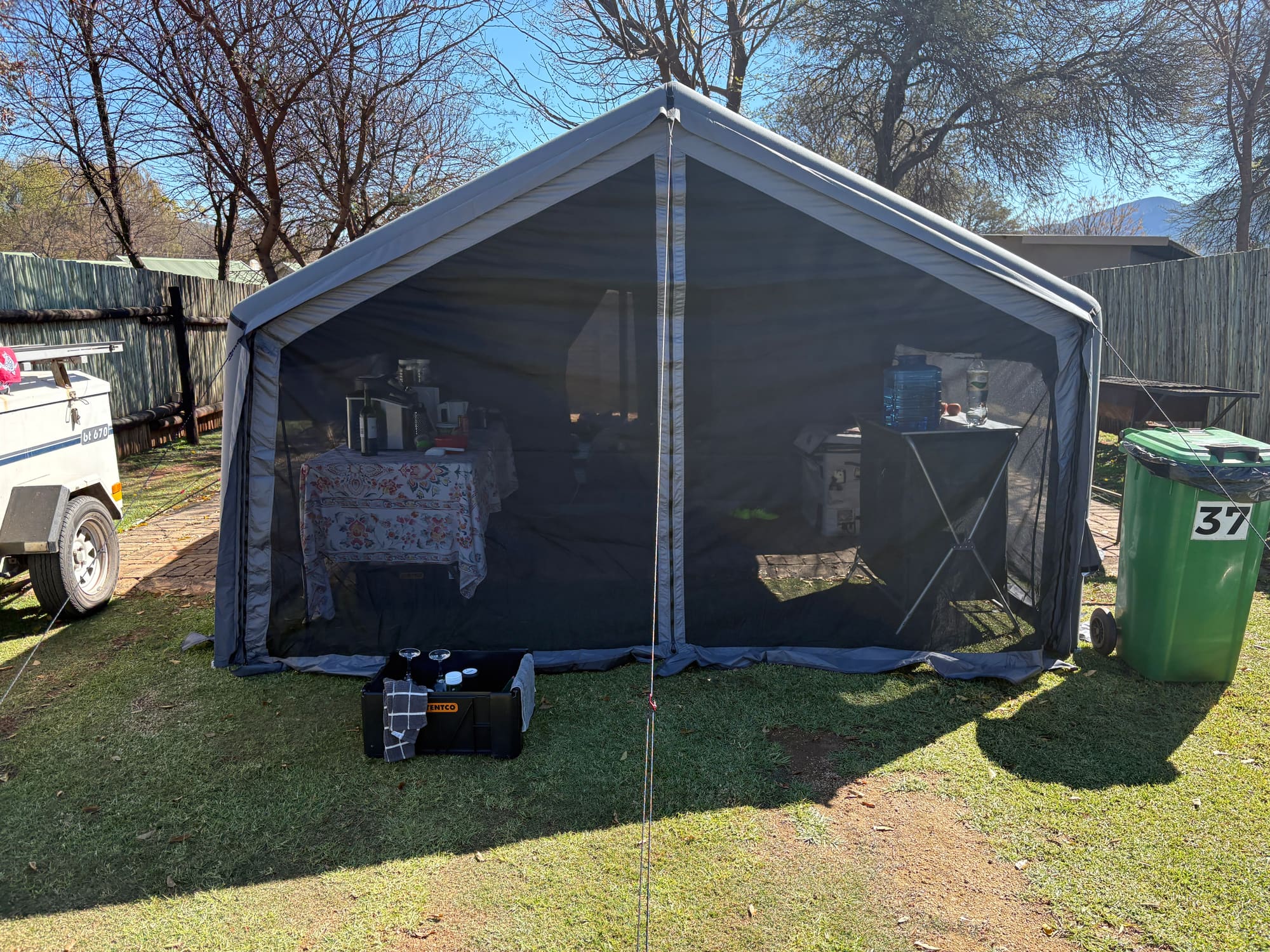 Coody Familia inflatable tent in army green, front view